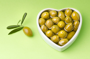 Plakaty  miska w kształcie serca z oliwkami i oliwą extra virgin