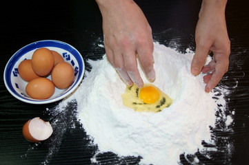 Casalinga in azione mentre prepara la pizza