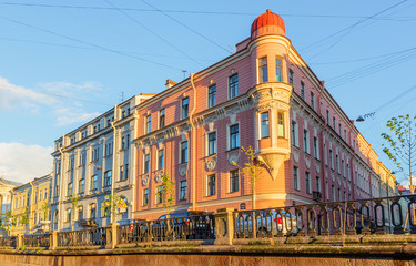 Fototapeta na wymiar The corner house on the embankment of Griboyedov Canal