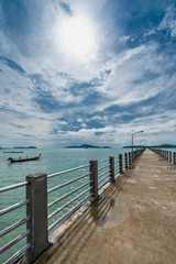 Steg Anlegestelle ins Meer bei Phuket Thailand