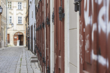 Fototapeta na wymiar Tür Allee in einer Altstadt
