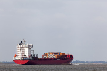 Containerschiff  auf der Elbe bei Brunsb&uuml;ttel, Deutschland