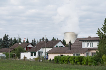 Kühlturm und Haus