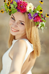 Naklejka premium beautiful woman in flowers