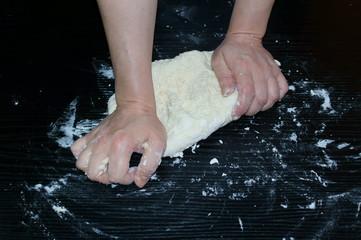 Casalinga in azione mentre prepara l'impasto della pizza