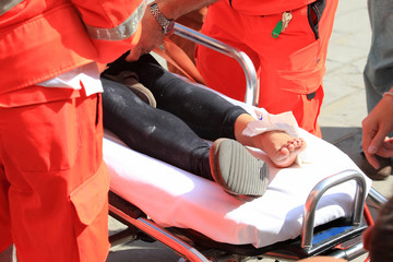 Paramedici 118 Trasportano Paziente Traumatizzato su Barella Emergenza