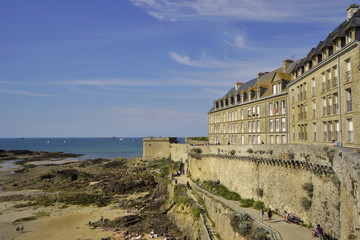 Fototapeta na wymiar Sur les remparts de Saint Malo (35400), département d'ille-et-vilaine en région Bretagne, France