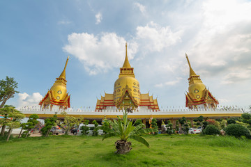 Naklejka premium Golden chapel of Thai temple 