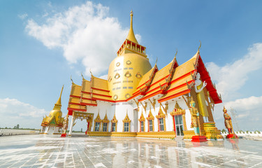 Obraz premium Golden chapel of Thai temple 