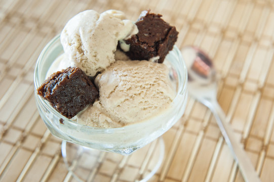 Cinnamon Ice Cream with Brownie Pieces