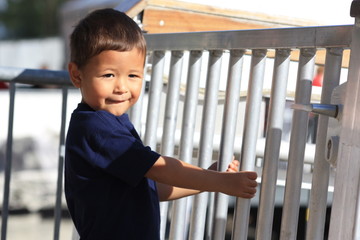 Enfant devant la porte 