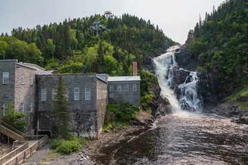 Obraz premium val jalbert mit wasserfall ouiatchouan fluss und papiermühle, kanada