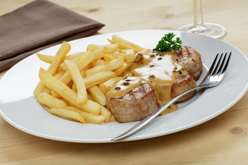 Schweinefiletmedaillons mit Pfeffersauce, Pommes frites 
