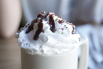 Crédence de cuisine en verre imprimé Chocolat chocolat chaud avec crème fouettée et vermicelles