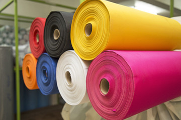 Rouleaux de tissu de matériau coloré dans l& 39 entrepôt