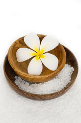 Obraz na płótnie Canvas bowl of white frangipani with many salt on towel