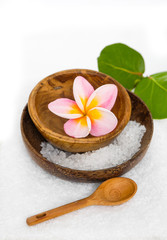 Fototapeta na wymiar bowl of pink frangipani with salt and leaf ,spoon on towel