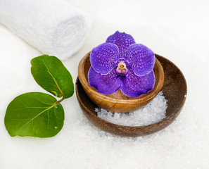 Fototapeta na wymiar bowl of blue orchid with salt and leaf and son towel