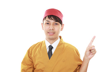 指示をする笑顔の寿司職人