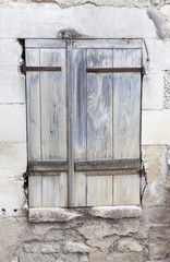 volets délabrés fermés