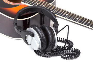 akustische Gitarre mit Kopfhörern