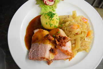 Krustenbraten mit Bayrisch Kraut und Kloß