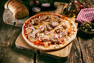 Abwaschbare Fototapete Pizzeria Hausgemachte italienische Thunfisch-Pasta mit Brot