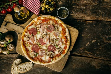 Crédence de cuisine en verre imprimé Pizzeria Pizza maison au jambon, salami et champignons