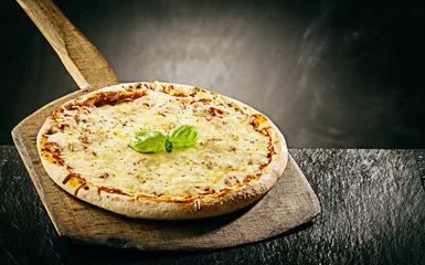 Crédence de cuisine en verre imprimé Pizzeria Pizza margherita italienne chaude à la vapeur
