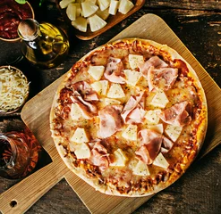Crédence de cuisine en verre imprimé Pizzeria Pizza croustillante au jambon et à l& 39 ananas fraîchement sorti du four