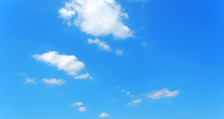 Naklejka na ściany i meble Nuvole nel cielo azzurro