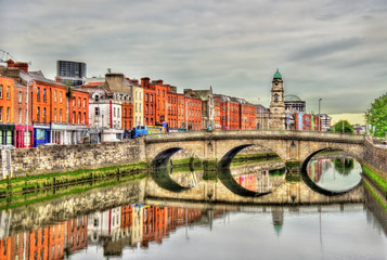 Naklejka premium Widok na most Mellows w Dublinie - Irlandia