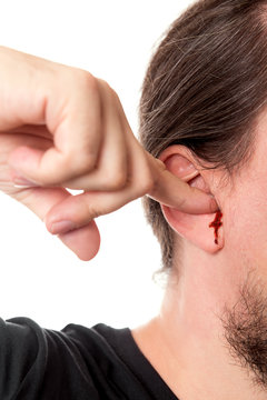 Nahaufnahme Mann hält Finger in sein Ohr, Blut fließt aus dem Stock-Foto |  Adobe Stock