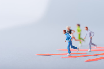 走る人々と矢印