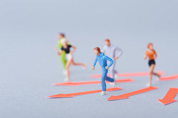 走る人々と矢印