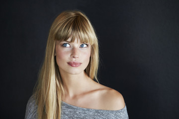 Naklejka premium Thoughtful young woman looking away