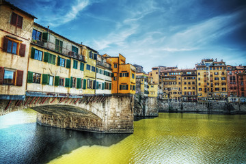 Fototapeta na wymiar Ponte Vecchio seen from Arno bank