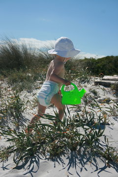Kind in Windeln am Strand