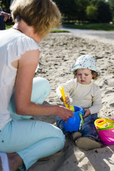 Auf dem Spielplatz im Sand
