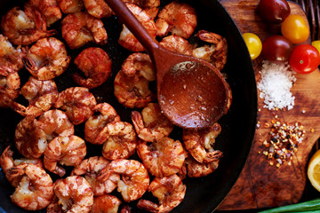 There are shrimps in a cast iron skillet