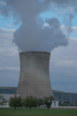 AKW K&uuml;hlturm und Obstb&auml;ume