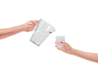 Mani versano acqua rinfrescante 