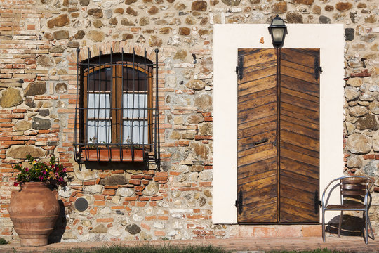 T&uuml;r und fenster eines alten hauses