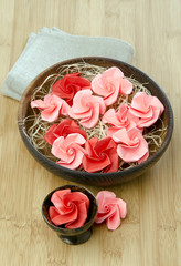 Obraz na płótnie Canvas origami roses in a wooden plate
