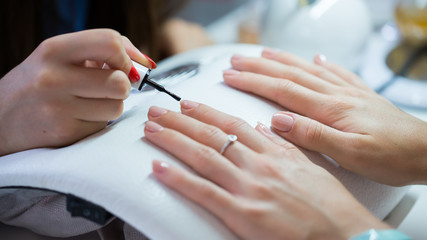 Obraz na płótnie Canvas Woman hand on manicure treatment in beauty salon. 
