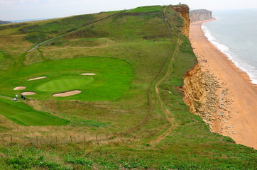 Golfplatz &uuml;ber der Jurassic Coast von Dorset.