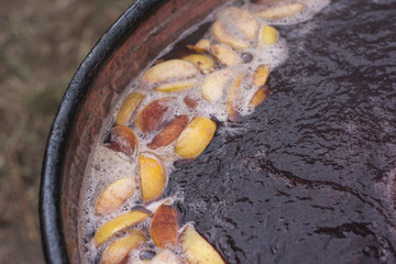 Preparazione del vino cotto: specialità italiana. Bollitura in pentola di rame assieme a mele