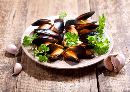 plate of mussels with parsley