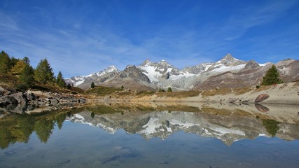 Fototapeta na wymiar Onset of autumn in Zermatt