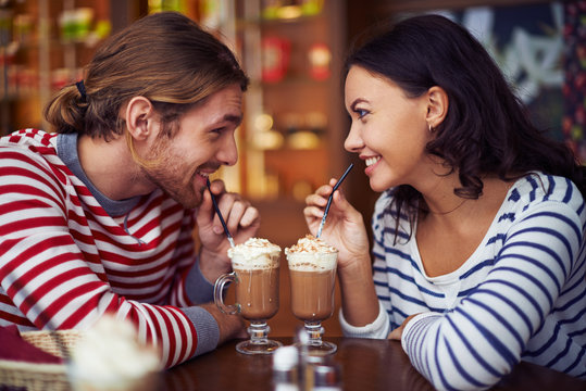 Having dessert in cafe